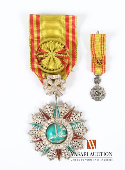 null Ordre du Nichan Iftikhar (Ordre de la Fierté), insigne d'officier, métal argenté...