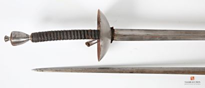 null Paire d'épées de combat, lame poinçonnée Préval de 80 cm, d'origine militaire...