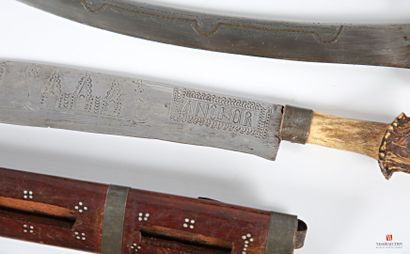 null Couteau Khmer, lame gravée de 23 cm, poignée corne de cerf et fourreau bois...