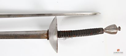 null Paire d'épées de combat, lame poinçonnée Préval de 80 cm, d'origine militaire...