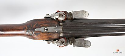 null Fusil de chasse, canon double à pans puis rond de 91 cm, platine à silex signée…(illisible),...