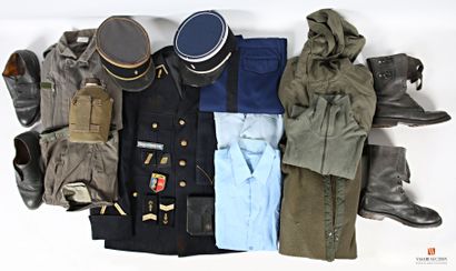 null Paquetage d'un gendarme vers 1980 : uniforme de gendarme, veste quatre poches...