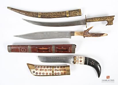 null Couteau Khmer, lame gravée de 23 cm, poignée corne de cerf et fourreau bois...