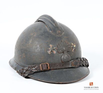 null Casque Adrian modèle 1915, attribut à la grenade encadré de deux étoiles (Générale...