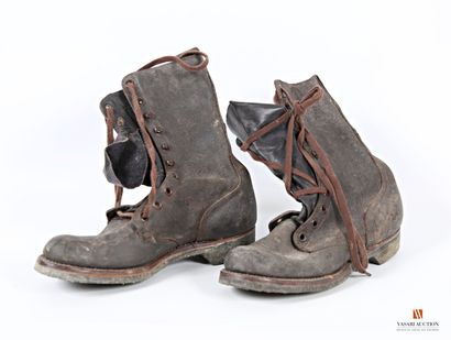 null 17 US Army, pair of US jump boots, made by Endicott Johnson, dated 18 November...