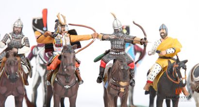 null Figurines militaires et divers : Grognard et Garde, bois polychrome 14 cm, on...