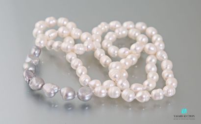 null Sautoir en perles d'eau douce blanche et huit gris clair.
Long. : 78 cm 