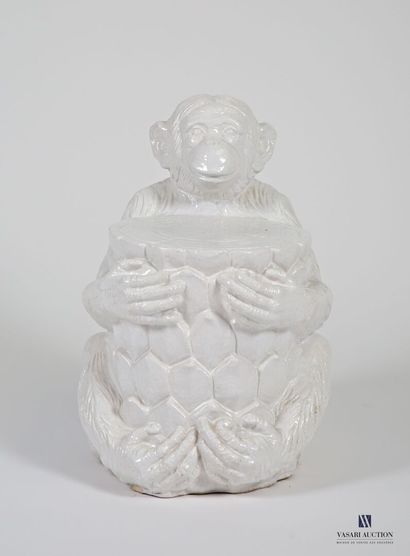null Sellette en céramique blanche figurant un singe enserrant un tronc de palmier
XXème...