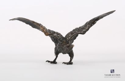 null Sujet en bronze à patine brune figurant un aigle les ailes déployées
Haut. :...