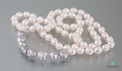 null Sautoir en perles d'eau douce blanche et huit gris clair.
Long. : 78 cm 