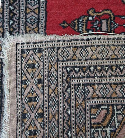 null Small carpet with architectural decoration
(wear of use, frayed)
65 x 47 cm