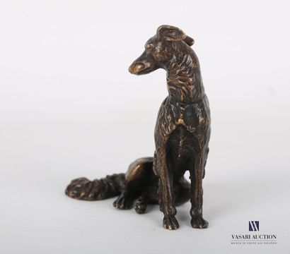 null Sujet en bronze figurant un chien assis.
Haut. : 6 cm - Larg. : 5 cm 