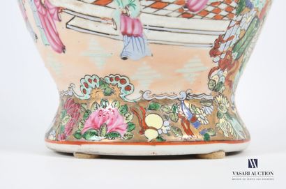 null CHINE 
Vase de forme balustre en porcelaine à décor dans le goût de Canton en...