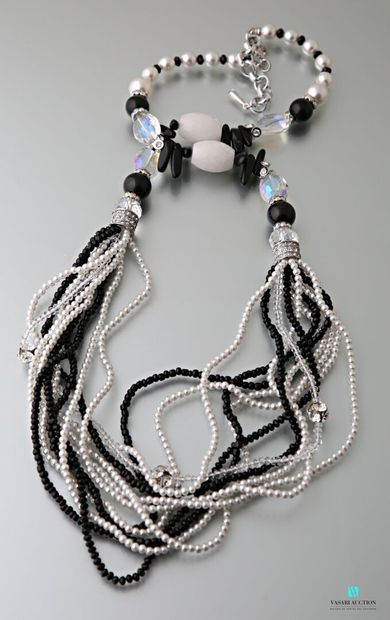 null Long necklace decorated with stones and pearls.
Length : 93 cm 