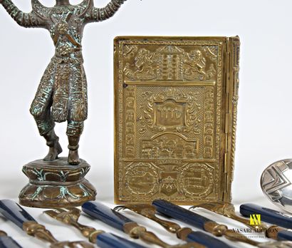null Lot including a book in Hebrew, the cover in embossed brass (12,5 x 9 cm - stains,...