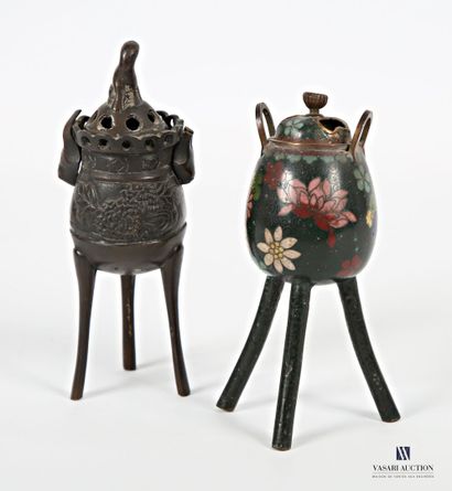 null JAPAN
Two small bronze rotten pots, one with cloisonné decoration of flowers,...