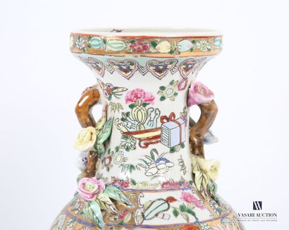 null CHINE 
Vase de forme balustre en porcelaine à décor dans le goût de Canton en...