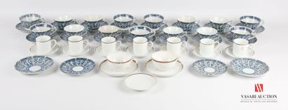 null Lot de porcelaine comprenant deux tasses à thé et leur sous tasse en porcelaine...