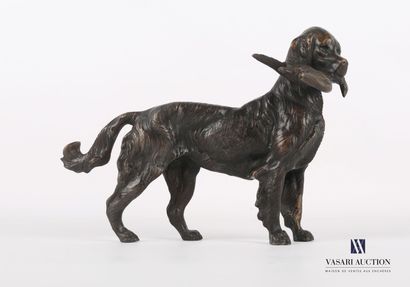 null Sujet en bronze à patine brune figurant un chien de chasse tenant un canard...