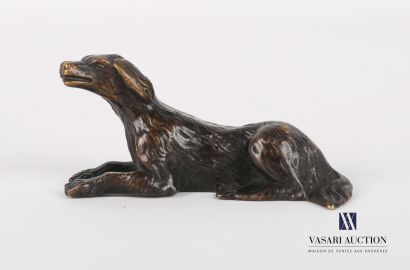 null Sujet en bronze à patine brune figurant un chien assis.
Haut. : 3,5 cm - Prof....