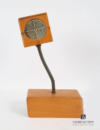 null Microphone de forme trapézoïdale en bois laqué, il repose sur une base pont...