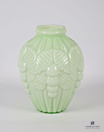 null Vase de forme ovoïde en verre multicouche blanc et verre translucide à décor...