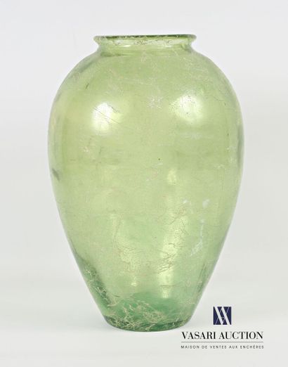 Vase en verre teinté vert de forme ovoïde...
