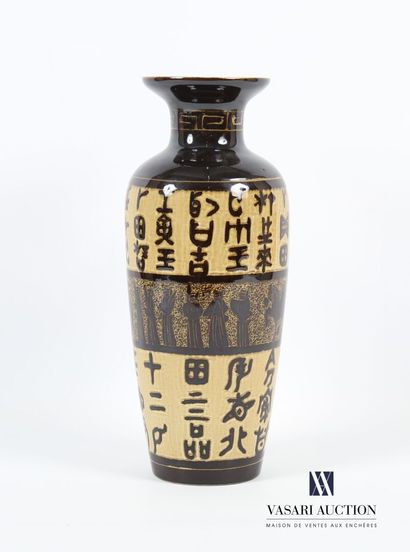 null Vase en céramique vernissé dans les tons beige/marrons de forme balustre, la...