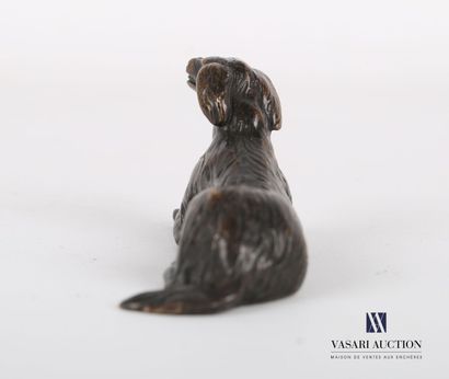 null Sujet en bronze à patine brune figurant un chien assis.
Haut. : 3,5 cm - Prof....
