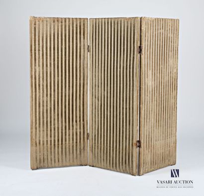 null A screen with three leaves decorated with striped velvet 
Height : 131.5 cm...