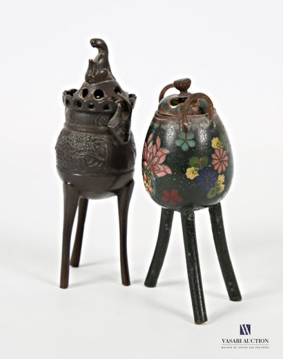 null JAPON
Deux petits pots pourris en bronze, l'un à décor cloissoné de fleurs,...