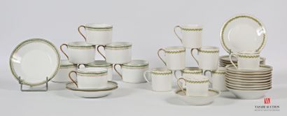 null Lot comprenant sept tasses à thé dont trois avec sous tasse en porcelaine blanche...