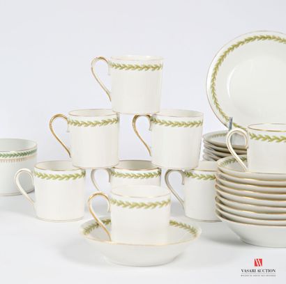 null Lot comprenant sept tasses à thé dont trois avec sous tasse en porcelaine blanche...