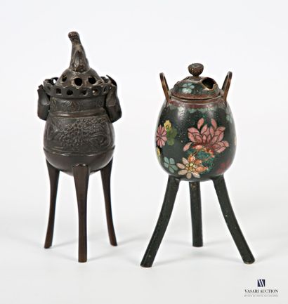 null JAPAN
Two small bronze rotten pots, one with cloisonné decoration of flowers,...