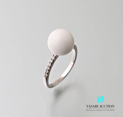null Silver ring 925 thousandths decorated with a white ceramic pearl with lines...