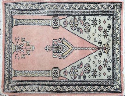 null Small carpet with architectural decoration on an old pink background
(wear,...
