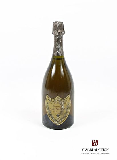 null 1 bouteille	Champagne DOM PÉRIGNON Brut		1982
	Et. tachée et un peu usée. Coiffe...