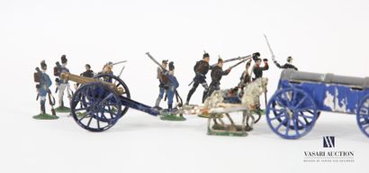 null Environ vingt-quatre figurines en étain : soldats belges, prussiens, russes...