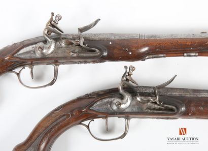 null Pair of flintlock pistols, lock and hammer bordered with a net, round trigger...