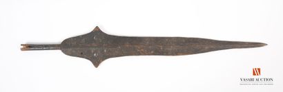null Pointe de lance, 65 cm, fer forgé, usure, oxydation, Afrique fin XIXème 
