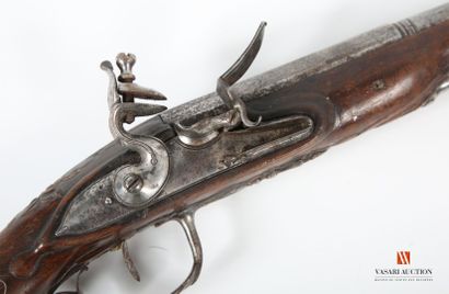 null Pair of flintlock pistols, lock and hammer bordered with a net, round trigger...