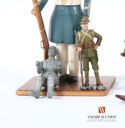null Figurines militaires et divers : Grognard et Garde, bois polychrome 14 cm, on...