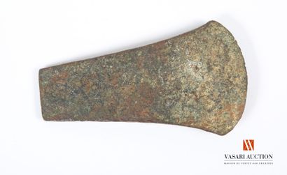 null Hache plate en bronze, LT 100 mm, époque Age du bronze (3000-1000 avant JC)...