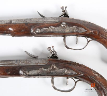 null Pair of flintlock pistols, lock and hammer bordered with a net, round trigger...