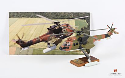 null Maquette officielle EUROCOPTER de l'hélicoptère COUGAR AS 352, prototype équipé...