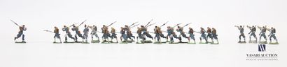 null Environ vingt-sept figurines en étain : soldats belges
(usures, déformations,...