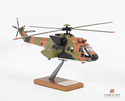 null Maquette officielle EUROCOPTER de l'hélicoptère COUGAR AS 352, prototype équipé...