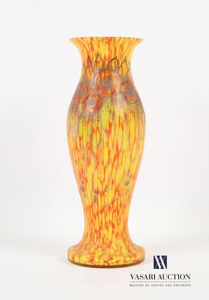 null TOUCHARD (XXème siècle)
Vase en verre à décor d'alvéoles oranges sur fond jaune...