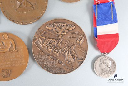 null Lot de médaille en bronze comprenant une médaille en bronze marqué "In Manibus...