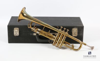 null COUESNON PARIS
Copper trumpet with three valves, the keys decorated with mother-of-pearl...